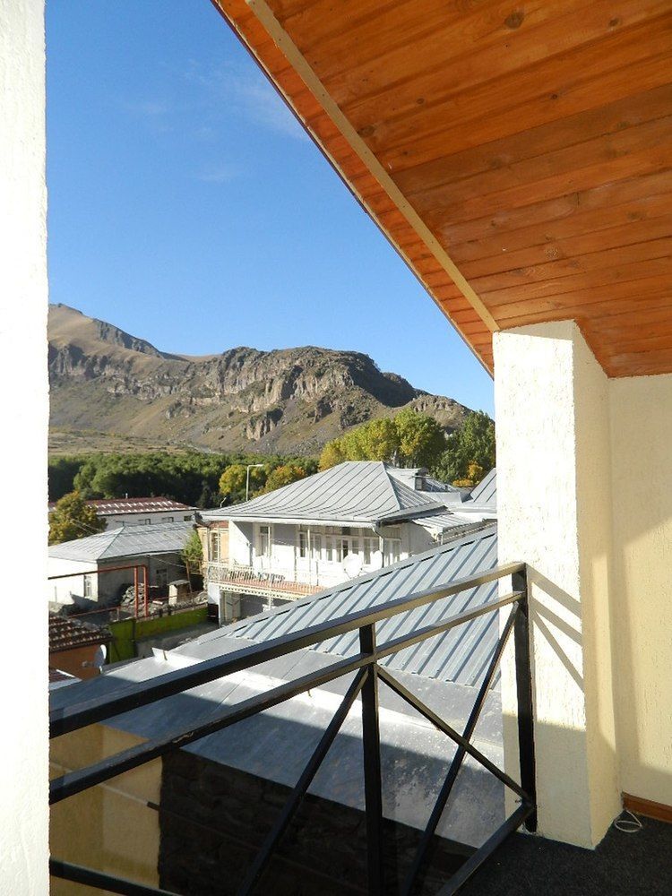 Готель Uptown Boutique Kazbegi Екстер'єр фото