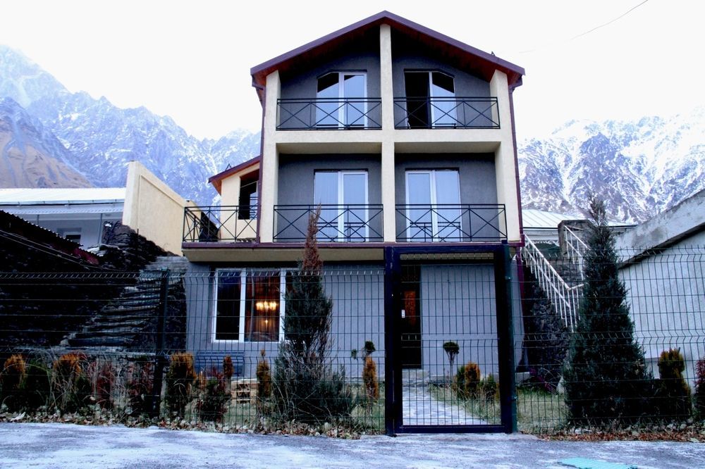 Готель Uptown Boutique Kazbegi Екстер'єр фото