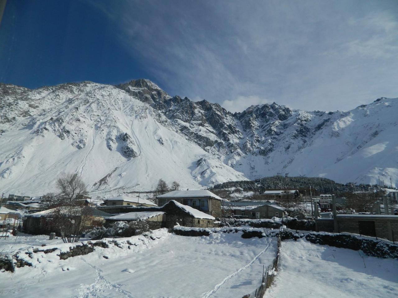 Готель Uptown Boutique Kazbegi Екстер'єр фото